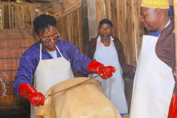 EC Fellow demonstrates working with leather