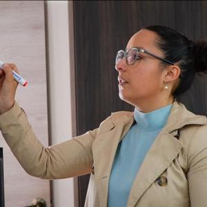 María del Cisne Aguirre durante una sesión de trabajo y planifiación